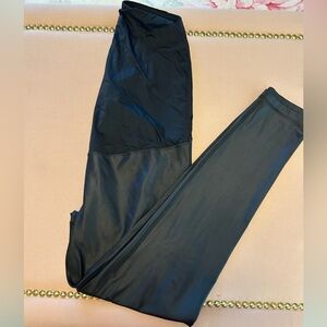 Ingrid & Isabella Size M Black High Gloss Over the Belly Maternity Leggings